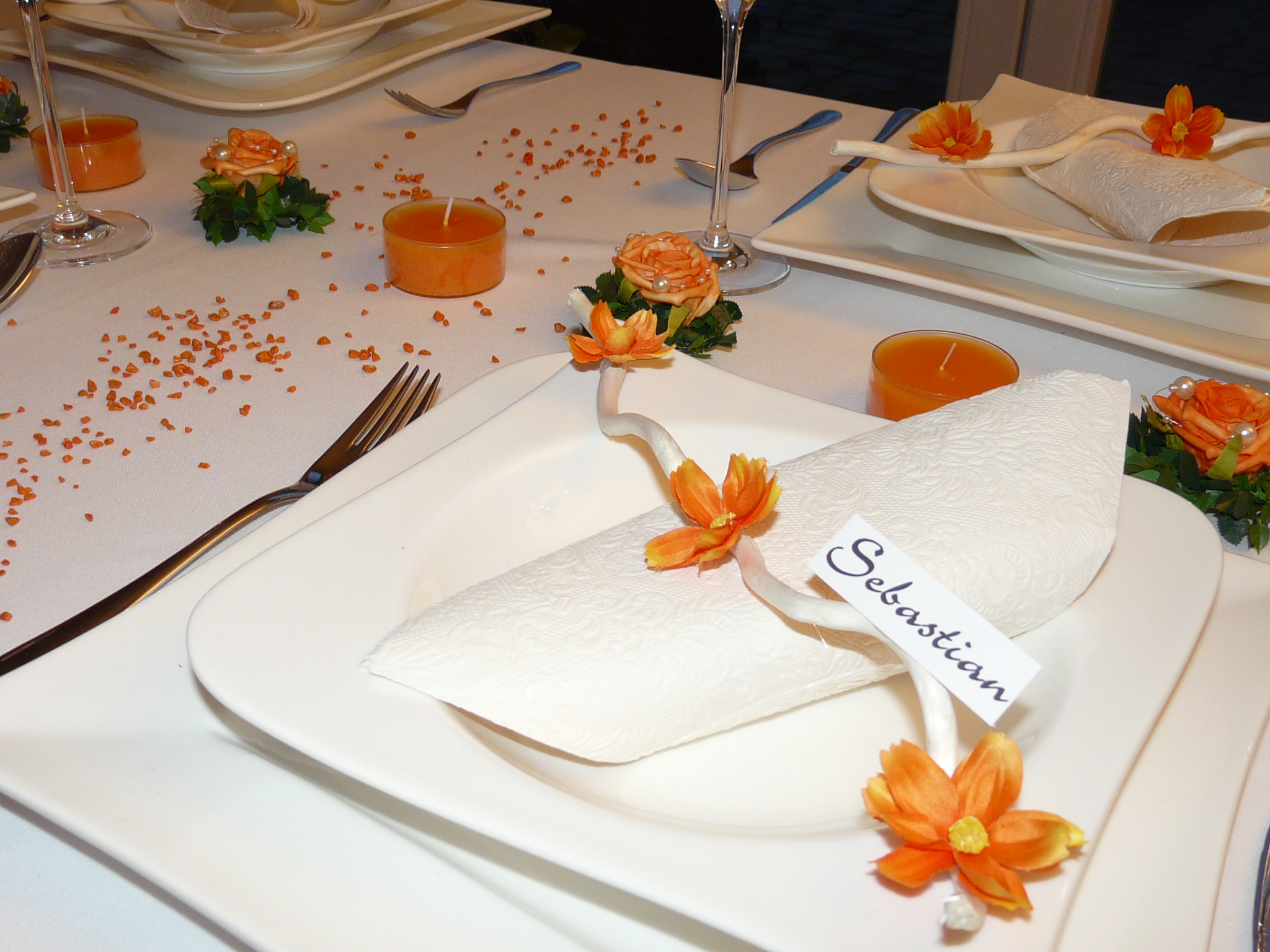 Für Tischdeko Hochzeit - ein Mustertisch in Orange mit einer Rose in Rosenblättern. Streudeko orange, Kuwa und Tischdekoration der besonderen Art.